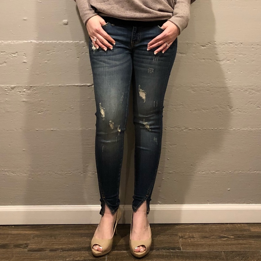 🛍 Distressed Skinny Jeans